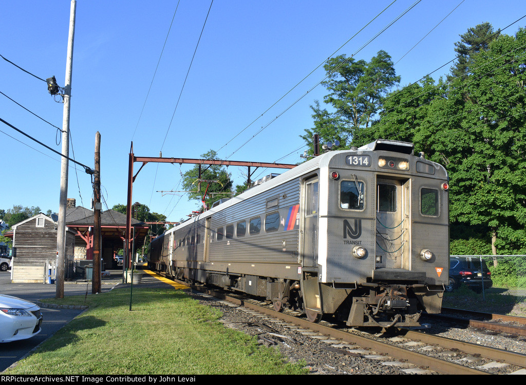 NJT Train # 433 departing Bernardsville Station